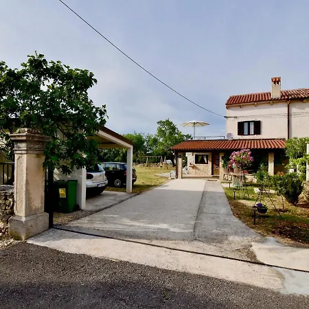 Beautiful Istrian House With Big Backyard Vakantiehuis *