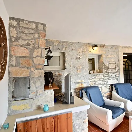 Beautiful Istrian House With Big Backyard Valtura