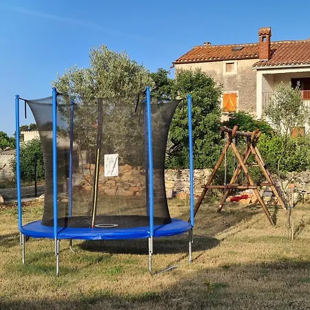 Semesterbostad Beautiful Istrian House With Big Backyard Valtura